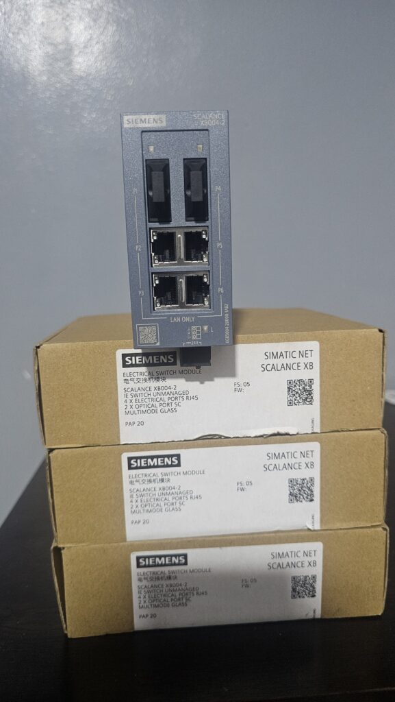 Switch Ethernet industriel Siemens SCALANCE XB004-2 avec ports RJ45 et fibre SC